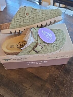Plakton Size 6 Women's Sage Green Textured Slip-On Clogs NEW